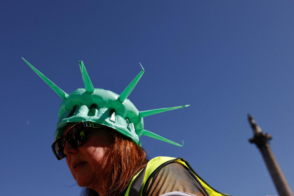 <p>U glavnom gradu Njemačke, Berlinu, protestujući ispred izložbenog salona kompanije "Tesla", koja je u vlasništvu Maska, demonstranti su držali plakate sa pozivom sugrađanima koji žive u Njemačkoj da protestuju za "kraj haosa" kod kuće</p>