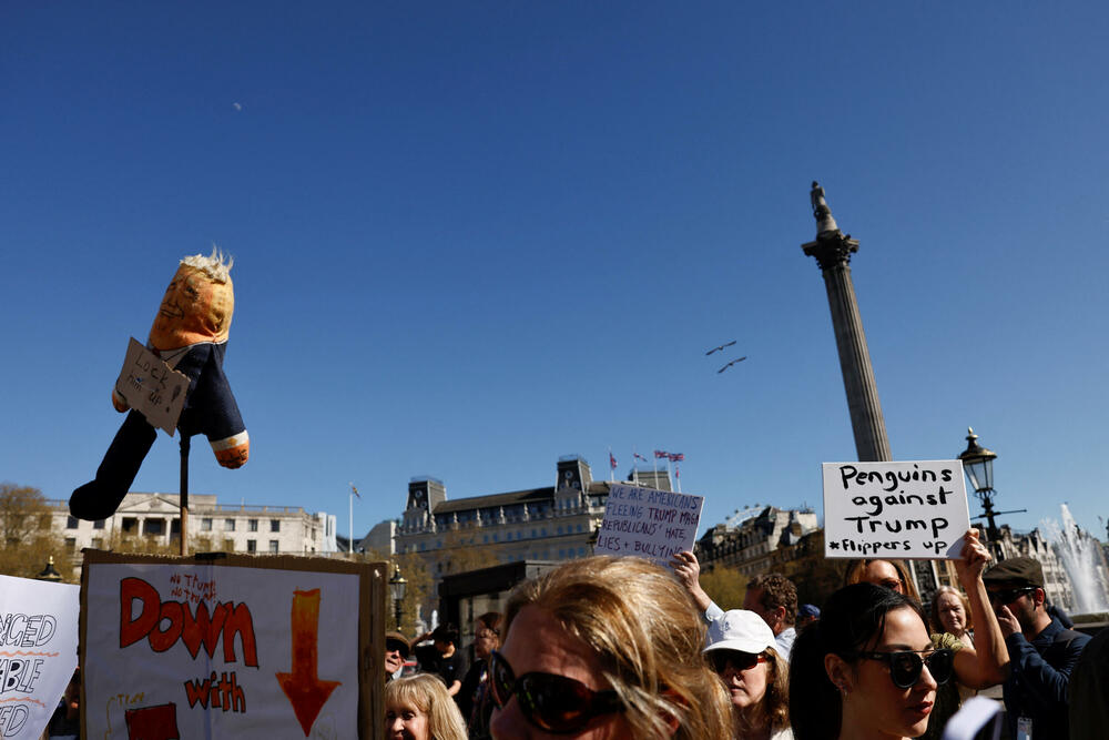 <p>U glavnom gradu Njemačke, Berlinu, protestujući ispred izložbenog salona kompanije "Tesla", koja je u vlasništvu Maska, demonstranti su držali plakate sa pozivom sugrađanima koji žive u Njemačkoj da protestuju za "kraj haosa" kod kuće</p>