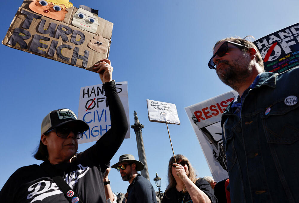 <p>U glavnom gradu Njemačke, Berlinu, protestujući ispred izložbenog salona kompanije "Tesla", koja je u vlasništvu Maska, demonstranti su držali plakate sa pozivom sugrađanima koji žive u Njemačkoj da protestuju za "kraj haosa" kod kuće</p>