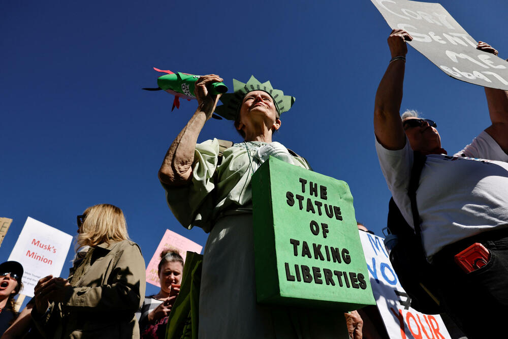 <p>U glavnom gradu Njemačke, Berlinu, protestujući ispred izložbenog salona kompanije "Tesla", koja je u vlasništvu Maska, demonstranti su držali plakate sa pozivom sugrađanima koji žive u Njemačkoj da protestuju za "kraj haosa" kod kuće</p>