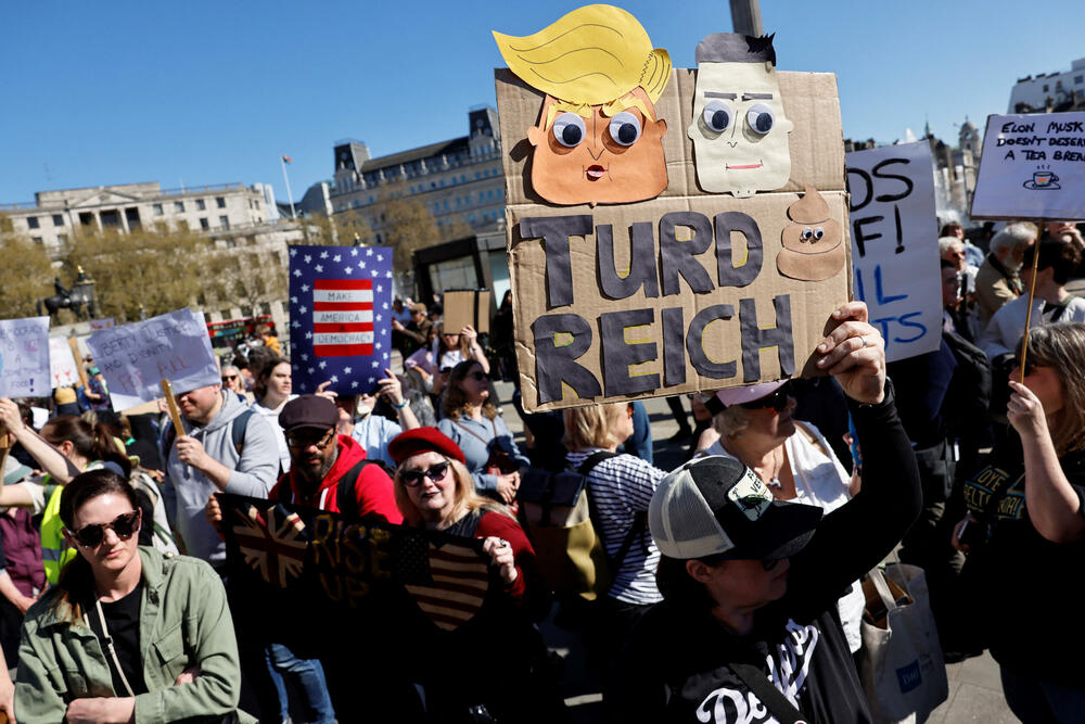 <p>U glavnom gradu Njemačke, Berlinu, protestujući ispred izložbenog salona kompanije "Tesla", koja je u vlasništvu Maska, demonstranti su držali plakate sa pozivom sugrađanima koji žive u Njemačkoj da protestuju za "kraj haosa" kod kuće</p>