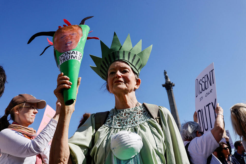 <p>U glavnom gradu Njemačke, Berlinu, protestujući ispred izložbenog salona kompanije "Tesla", koja je u vlasništvu Maska, demonstranti su držali plakate sa pozivom sugrađanima koji žive u Njemačkoj da protestuju za "kraj haosa" kod kuće</p>