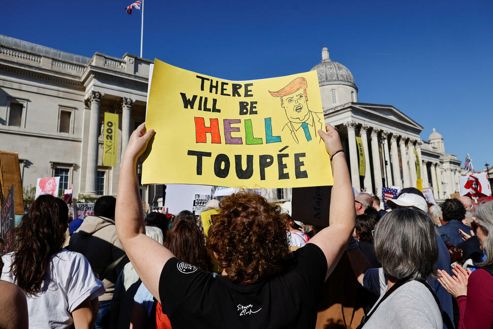 <p>U glavnom gradu Njemačke, Berlinu, protestujući ispred izložbenog salona kompanije "Tesla", koja je u vlasništvu Maska, demonstranti su držali plakate sa pozivom sugrađanima koji žive u Njemačkoj da protestuju za "kraj haosa" kod kuće</p>