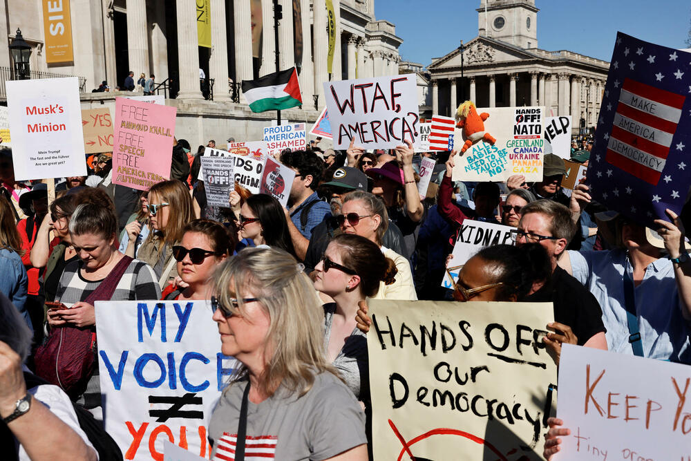<p>U glavnom gradu Njemačke, Berlinu, protestujući ispred izložbenog salona kompanije "Tesla", koja je u vlasništvu Maska, demonstranti su držali plakate sa pozivom sugrađanima koji žive u Njemačkoj da protestuju za "kraj haosa" kod kuće</p>