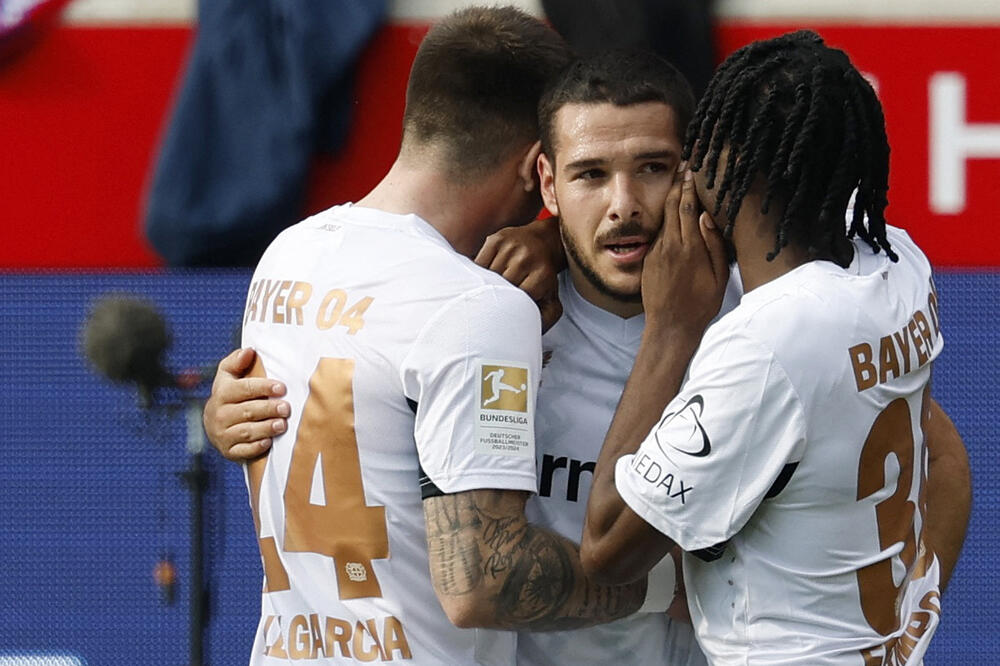 Buendija prosavlja gol sa saigračima, Foto: Reuters