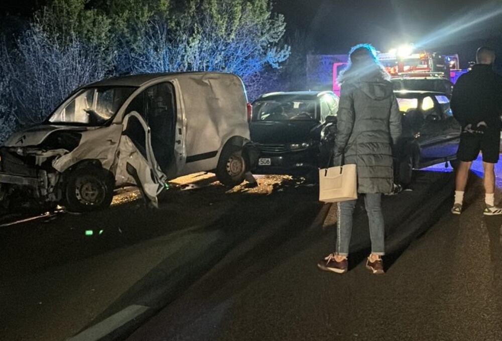 <p>Televizija Vijesti saznaje da su u udesu učestvovala tri vozila</p>