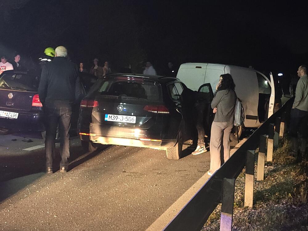 <p>Televizija Vijesti saznaje da su u udesu učestvovala tri vozila</p>