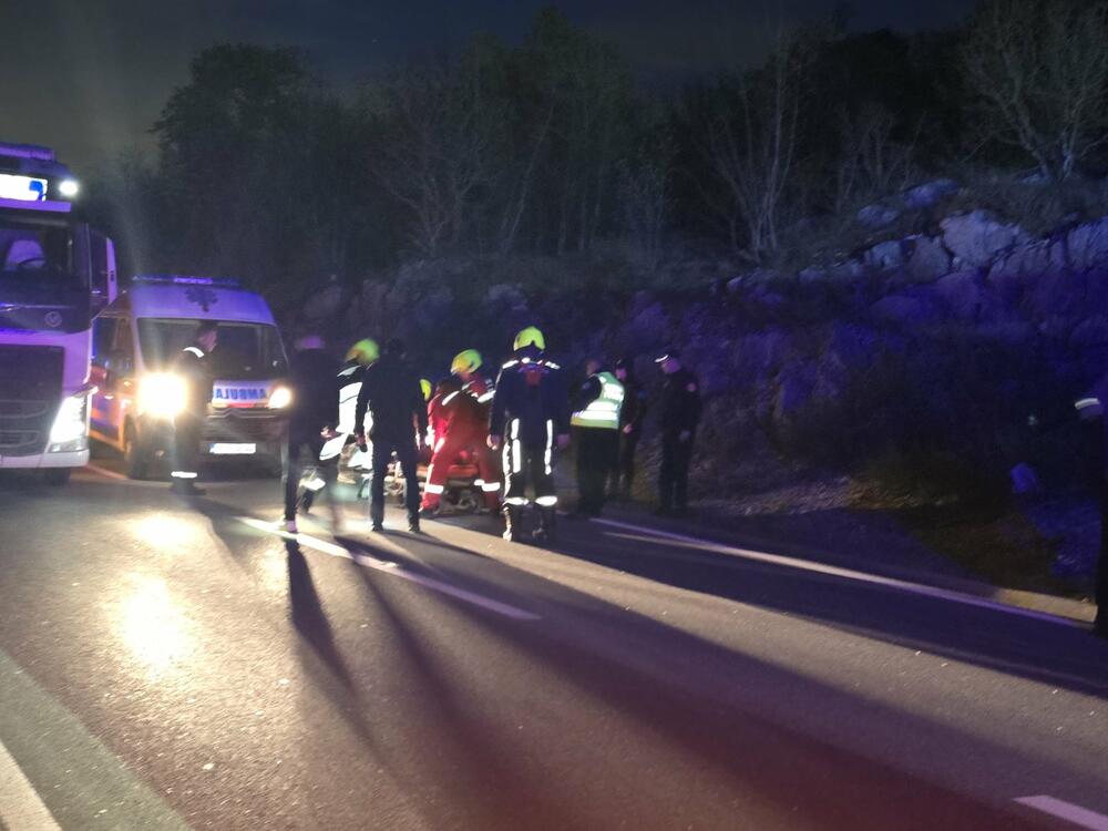 <p>Televizija Vijesti saznaje da su u udesu učestvovala tri vozila</p>