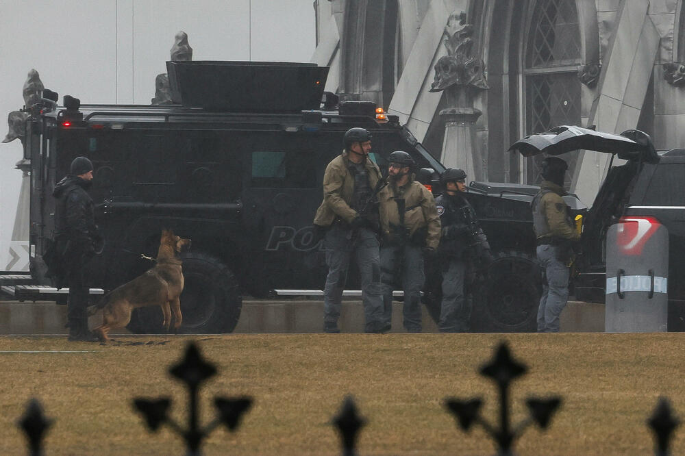 Policija kod kanadskog parlamenta, Foto: Reuters