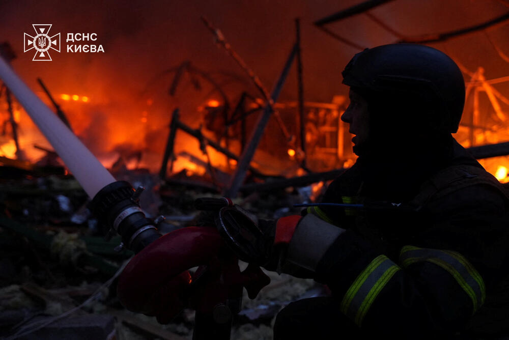 <p>Kijev indipendent prenosi da je Ukrajinska državna služba za vanredne situacije saopštila da je napad zahvatio kijevske oblasti Darnicki, Obolonski i Solomjanski</p>