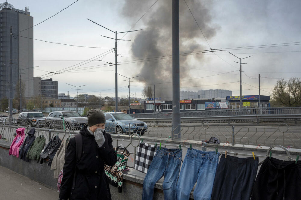 <p>Kijev indipendent prenosi da je Ukrajinska državna služba za vanredne situacije saopštila da je napad zahvatio kijevske oblasti Darnicki, Obolonski i Solomjanski</p>