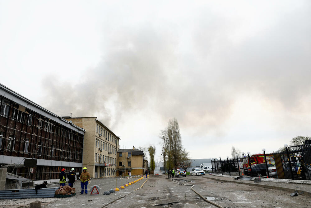 <p>Kijev indipendent prenosi da je Ukrajinska državna služba za vanredne situacije saopštila da je napad zahvatio kijevske oblasti Darnicki, Obolonski i Solomjanski</p>