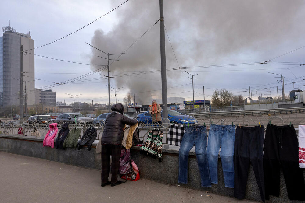 <p>Kijev indipendent prenosi da je Ukrajinska državna služba za vanredne situacije saopštila da je napad zahvatio kijevske oblasti Darnicki, Obolonski i Solomjanski</p>