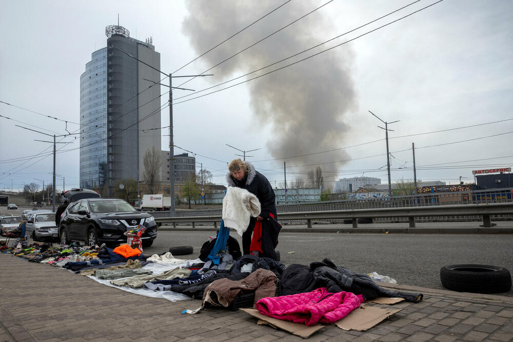 <p>Kijev indipendent prenosi da je Ukrajinska državna služba za vanredne situacije saopštila da je napad zahvatio kijevske oblasti Darnicki, Obolonski i Solomjanski</p>