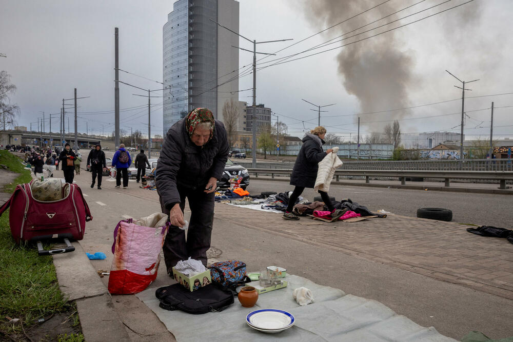 <p>Kijev indipendent prenosi da je Ukrajinska državna služba za vanredne situacije saopštila da je napad zahvatio kijevske oblasti Darnicki, Obolonski i Solomjanski</p>