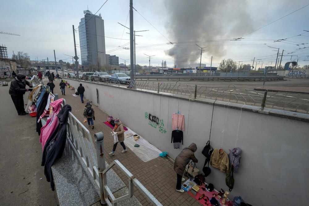 <p>Kijev indipendent prenosi da je Ukrajinska državna služba za vanredne situacije saopštila da je napad zahvatio kijevske oblasti Darnicki, Obolonski i Solomjanski</p>