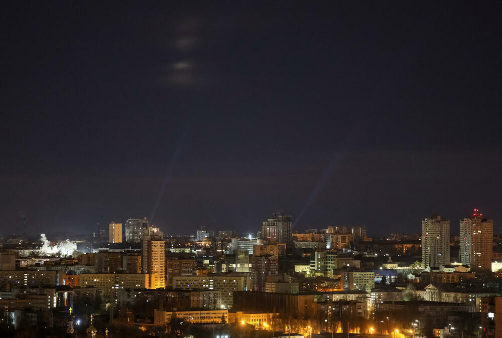 <p>Kijev indipendent prenosi da je Ukrajinska državna služba za vanredne situacije saopštila da je napad zahvatio kijevske oblasti Darnicki, Obolonski i Solomjanski</p>