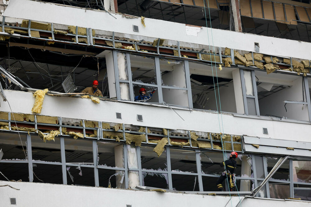 <p>Kijev indipendent prenosi da je Ukrajinska državna služba za vanredne situacije saopštila da je napad zahvatio kijevske oblasti Darnicki, Obolonski i Solomjanski</p>