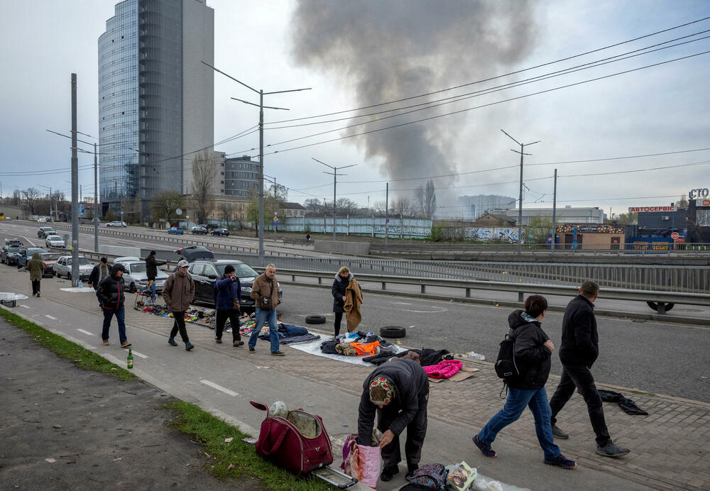 <p>Kijev indipendent prenosi da je Ukrajinska državna služba za vanredne situacije saopštila da je napad zahvatio kijevske oblasti Darnicki, Obolonski i Solomjanski</p>