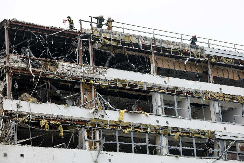 <p>Kijev indipendent prenosi da je Ukrajinska državna služba za vanredne situacije saopštila da je napad zahvatio kijevske oblasti Darnicki, Obolonski i Solomjanski</p>