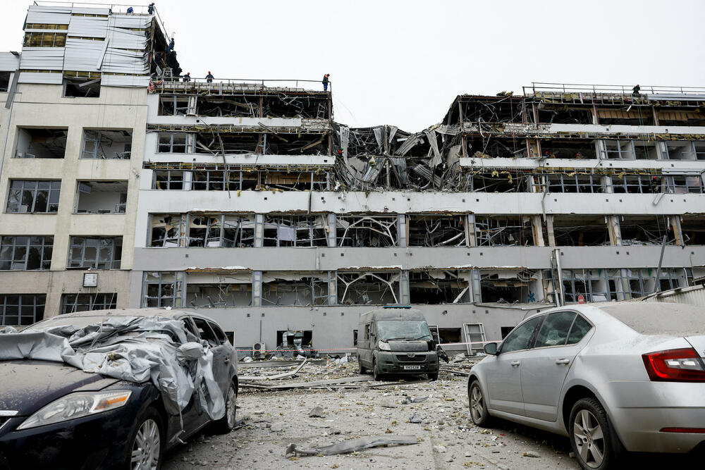 <p>Kijev indipendent prenosi da je Ukrajinska državna služba za vanredne situacije saopštila da je napad zahvatio kijevske oblasti Darnicki, Obolonski i Solomjanski</p>