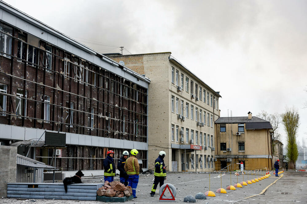 <p>Kijev indipendent prenosi da je Ukrajinska državna služba za vanredne situacije saopštila da je napad zahvatio kijevske oblasti Darnicki, Obolonski i Solomjanski</p>