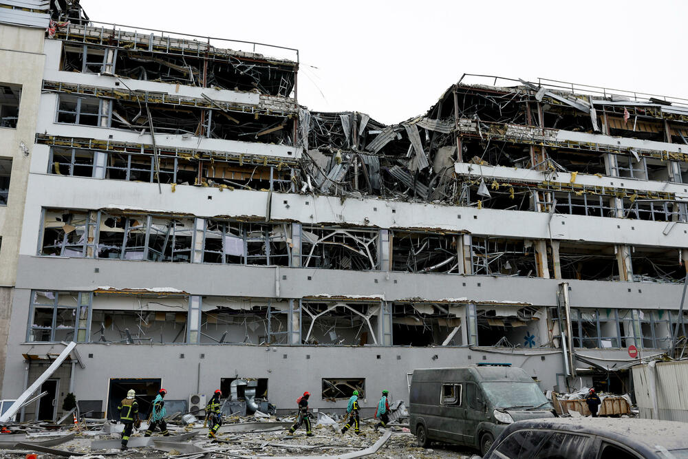 <p>Kijev indipendent prenosi da je Ukrajinska državna služba za vanredne situacije saopštila da je napad zahvatio kijevske oblasti Darnicki, Obolonski i Solomjanski</p>