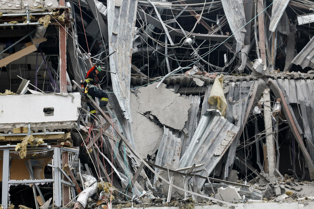 <p>Kijev indipendent prenosi da je Ukrajinska državna služba za vanredne situacije saopštila da je napad zahvatio kijevske oblasti Darnicki, Obolonski i Solomjanski</p>