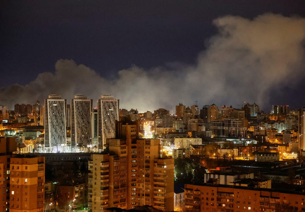 <p>Kijev indipendent prenosi da je Ukrajinska državna služba za vanredne situacije saopštila da je napad zahvatio kijevske oblasti Darnicki, Obolonski i Solomjanski</p>