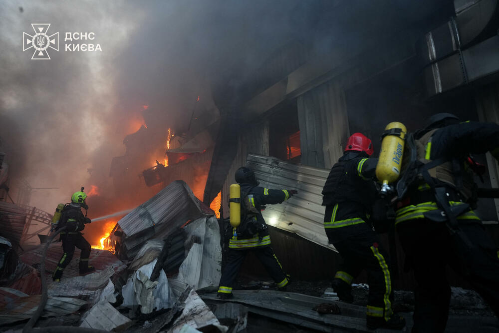 <p>Kijev indipendent prenosi da je Ukrajinska državna služba za vanredne situacije saopštila da je napad zahvatio kijevske oblasti Darnicki, Obolonski i Solomjanski</p>