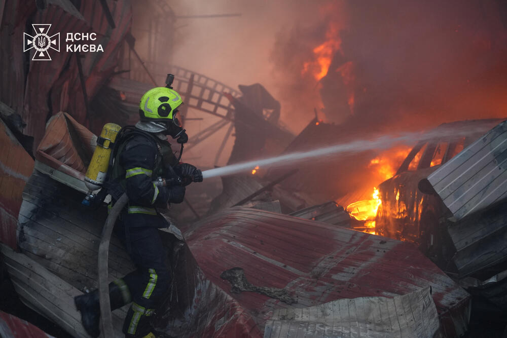 <p>Kijev indipendent prenosi da je Ukrajinska državna služba za vanredne situacije saopštila da je napad zahvatio kijevske oblasti Darnicki, Obolonski i Solomjanski</p>