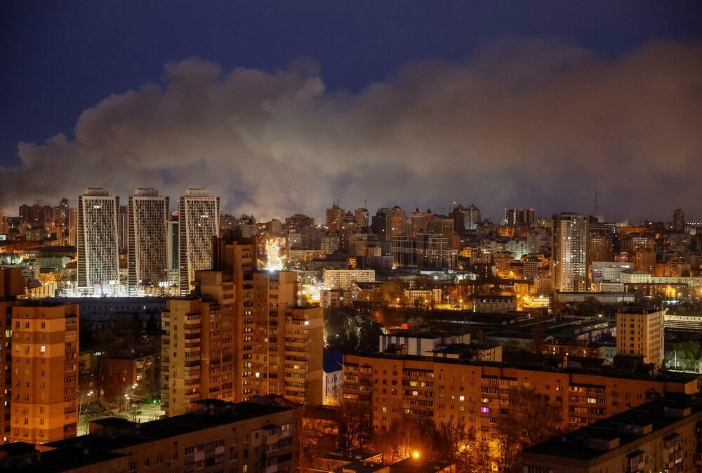 <p>Kijev indipendent prenosi da je Ukrajinska državna služba za vanredne situacije saopštila da je napad zahvatio kijevske oblasti Darnicki, Obolonski i Solomjanski</p>