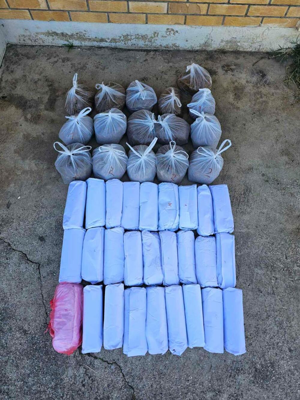 <p>Državljanin Kosova uhapšne je zbog sumnje da je falsifikovao dokumenta, A. A. (43) iz Berana lišen slobode zbog sumnje na nedozvoljenu trgovinu</p>