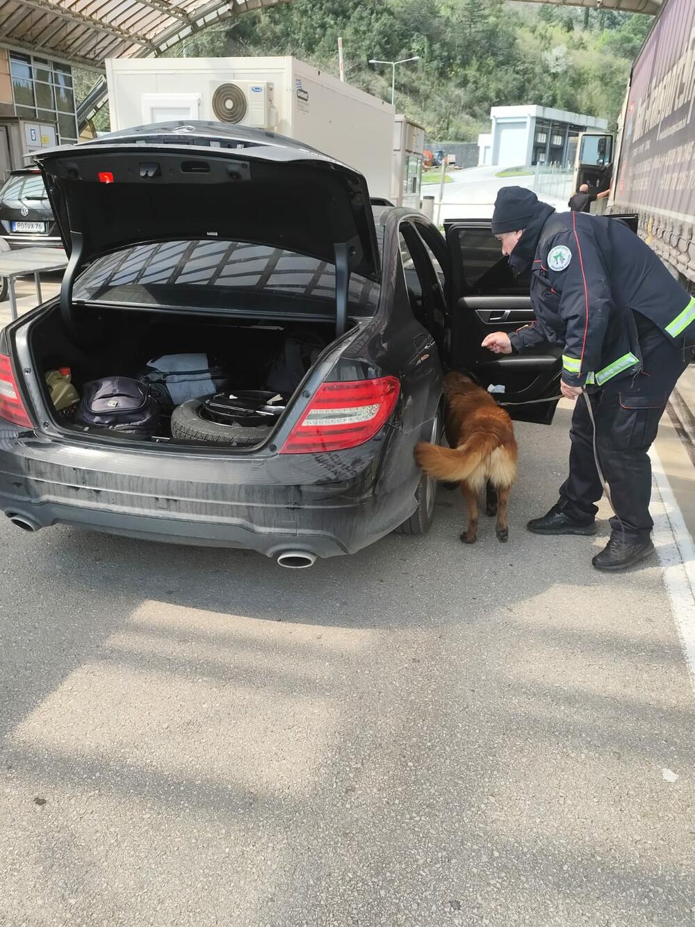 <p>Državljanin Kosova uhapšne je zbog sumnje da je falsifikovao dokumenta, A. A. (43) iz Berana lišen slobode zbog sumnje na nedozvoljenu trgovinu</p>