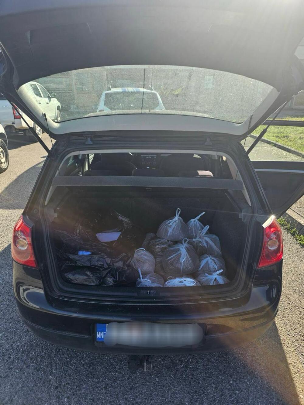 <p>Državljanin Kosova uhapšne je zbog sumnje da je falsifikovao dokumenta, A. A. (43) iz Berana lišen slobode zbog sumnje na nedozvoljenu trgovinu</p>