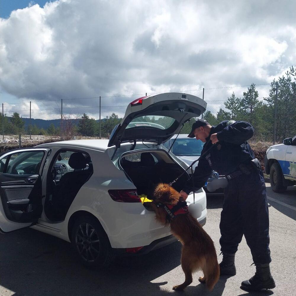 <p>Državljanin Kosova uhapšne je zbog sumnje da je falsifikovao dokumenta, A. A. (43) iz Berana lišen slobode zbog sumnje na nedozvoljenu trgovinu</p>