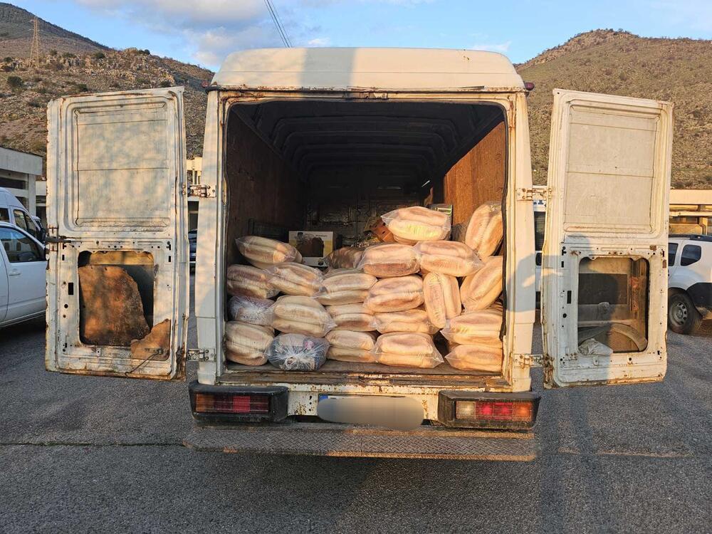 <p>Državljanin Kosova uhapšne je zbog sumnje da je falsifikovao dokumenta, A. A. (43) iz Berana lišen slobode zbog sumnje na nedozvoljenu trgovinu</p>