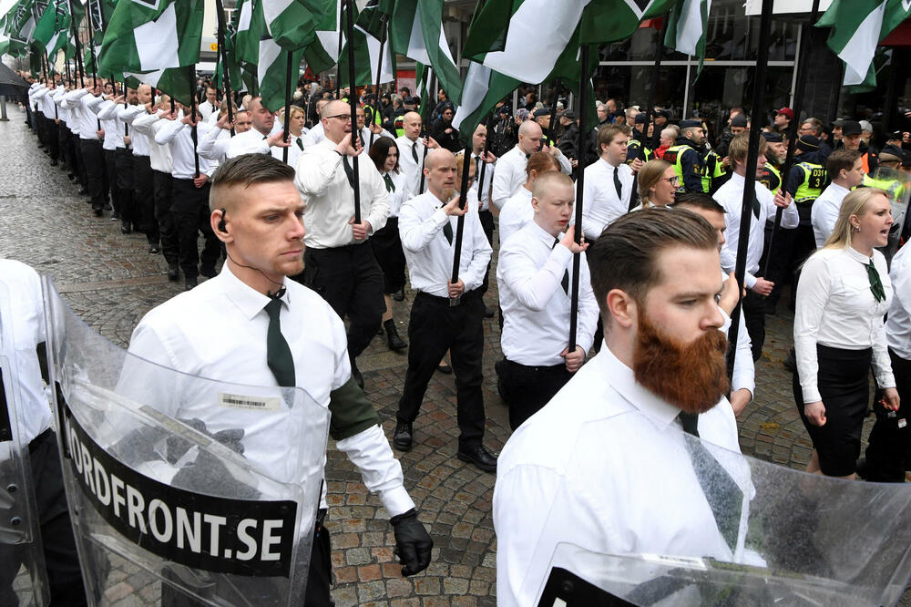 Pripadnici Nordijskog pokreta otpora marširaju kroz grad Ludvika u Švedskoj, 1. maja 2018. godine, Foto: Rojters