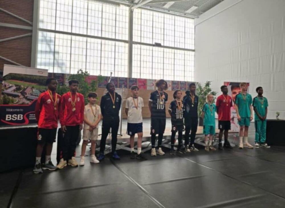 <p>Turnir u kojem su učestvovali Matijini bivši klubovi, kao i klubovi gosti iz Belgije, osvojili su dječaci Antverpena. Standard drugi, Milvol treći</p>