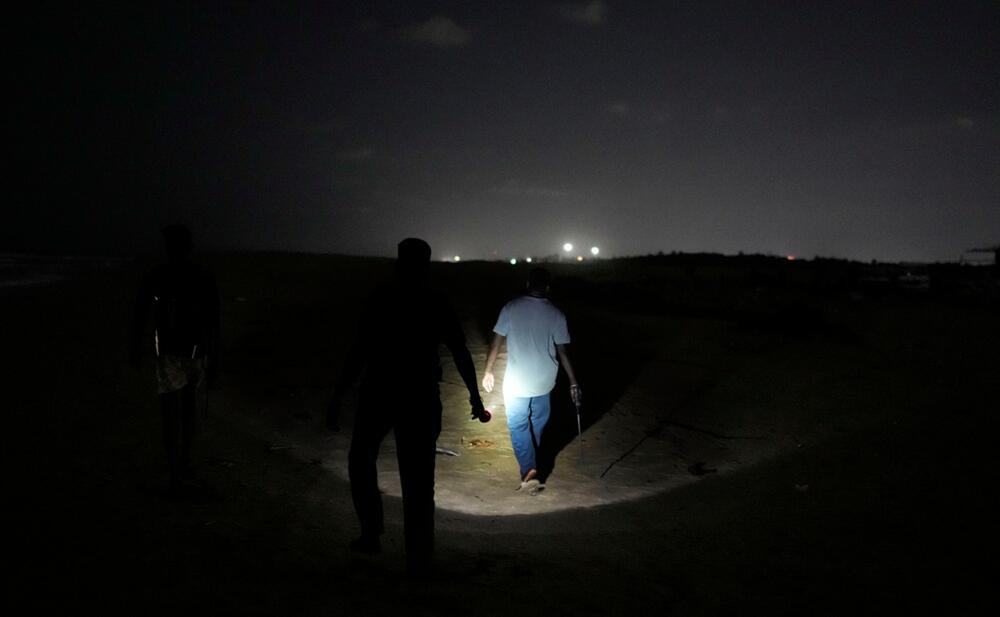 <p>"Prelazimo veliki teren, najmanje 30 kilometara, tako što se razbijemo u manje grupe i svaka grupa pješači sedam ili osam kilometara", rekao je volonter po imenu Melvin, koji je rekao samo svoje ime i već nekoliko godina radi sa grupama za zaštitu kornjača</p>