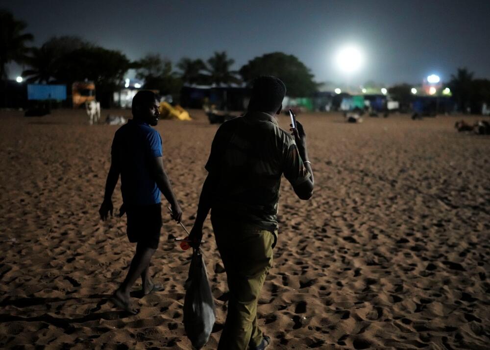 <p>"Prelazimo veliki teren, najmanje 30 kilometara, tako što se razbijemo u manje grupe i svaka grupa pješači sedam ili osam kilometara", rekao je volonter po imenu Melvin, koji je rekao samo svoje ime i već nekoliko godina radi sa grupama za zaštitu kornjača</p>