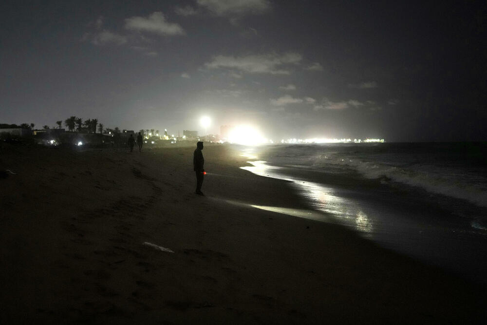 <p>"Prelazimo veliki teren, najmanje 30 kilometara, tako što se razbijemo u manje grupe i svaka grupa pješači sedam ili osam kilometara", rekao je volonter po imenu Melvin, koji je rekao samo svoje ime i već nekoliko godina radi sa grupama za zaštitu kornjača</p>
