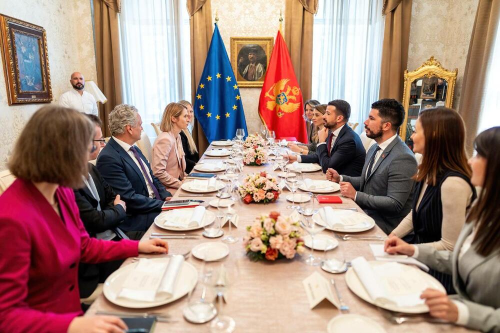 <p>Milatović je ocijenio da posjeta visoke predstavnice EU Kaje Kalas dolazi u ključnom trenutku za region i njegov evropski put te da je nastavak politike proširenja i integracija zemalja Zapadnog Balkana važno pitanje koje može pokazati snagu Evropske unije</p>