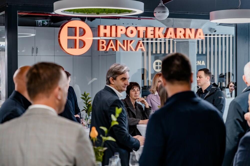 <p>Hipotekarna banka otvorila je danas svoju filijalu u Igalu, čime je ujedno i jedina banka u ovom dijelu opštine Herceg Novi, kojoj su se građani posebno obradovali.</p>