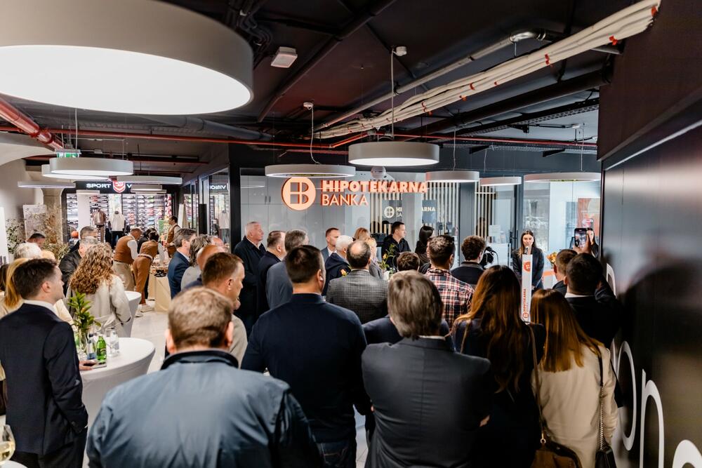 <p>Hipotekarna banka otvorila je danas svoju filijalu u Igalu, čime je ujedno i jedina banka u ovom dijelu opštine Herceg Novi, kojoj su se građani posebno obradovali.</p>