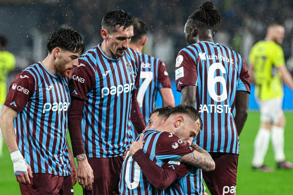 Savić sa saigračima nakon vodećeg gola, Foto: Trabzonspor/X