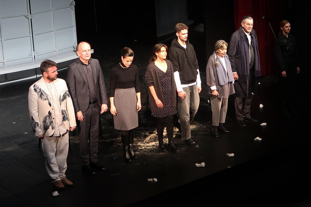 Ansambl predstave BDP-a sinoć u Tivtu, Foto: Siniša Luković