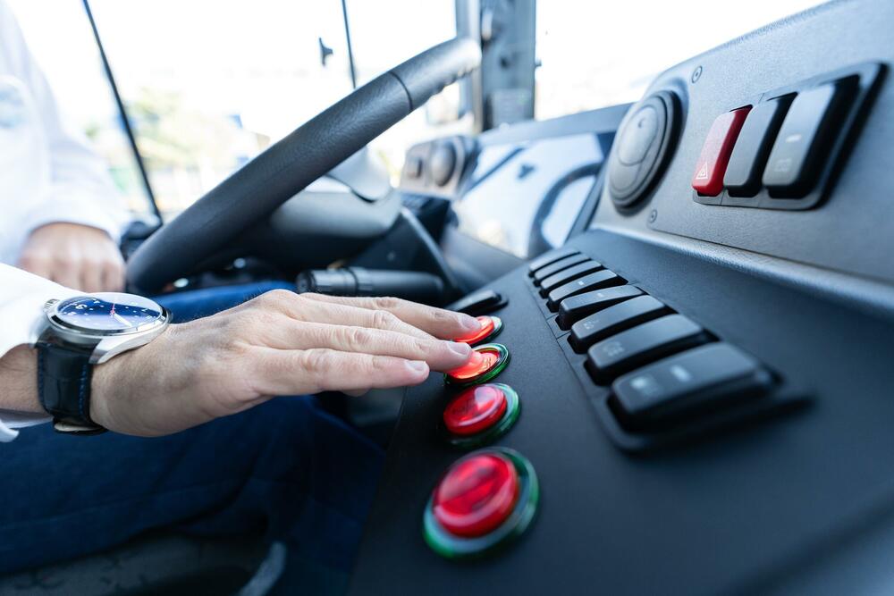 Pijan 25-letnik ukradel avtobus v Reki, povzročil nesrečo in divjal po mestu