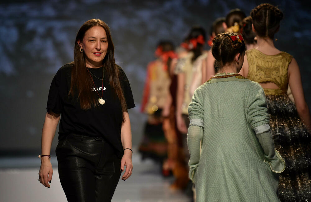 <p>Veče, pa i samu manifestaciju otvorila je crnogorska modna dizajnerka Marina Banović koja je predstavila proširenu kolekciju već predstavljenu u Milanu</p>