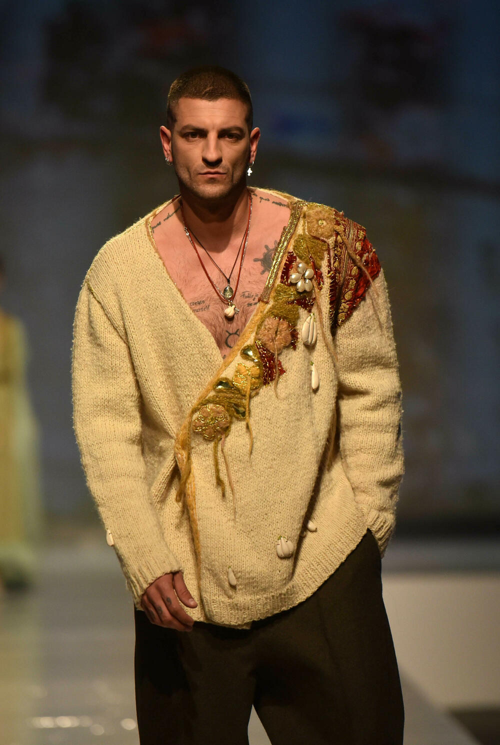 <p>Veče, pa i samu manifestaciju otvorila je crnogorska modna dizajnerka Marina Banović koja je predstavila proširenu kolekciju već predstavljenu u Milanu</p>